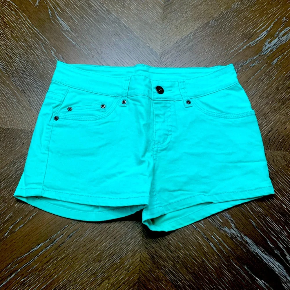 DKNY mint green denim 5 pocket shorts  size 14